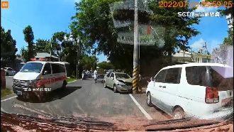 轎車自撞電線桿冒白煙　民眾急救援