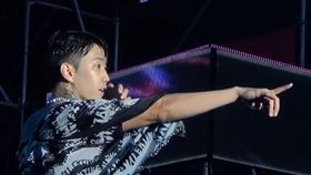 朴載範唱到一半指著遠處，問遠方「那裡怎麼了嗎？」（圖／翻攝自syaaa YouTube）