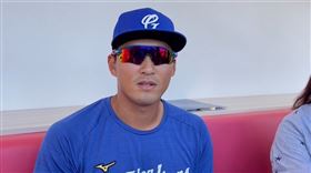 富邦悍將林哲瑄撲接受傷退場，他受訪時直指球場很多石頭。