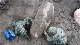 日本大阪拆除未爆彈。（圖／翻攝自陸上自衛隊 桂駐屯地推特）