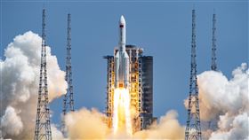 中國「問天」實驗艙發射成功中國「問天」實驗艙發射任務成功。圖為今天（24日）下午2時22分，搭載「問天」實驗艙的長征五號B遙三運載火箭，在中國文昌航天發射場準時點火發射。（中新社提供）中央社 111年7月24日