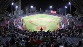 中職重返新竹棒球場  球迷進場踴躍（1）中華職棒睽違6年重返新竹市立棒球場舉辦例行賽事，22日同時也是球場整建後首度正式亮相，吸引滿場萬名球迷進場觀戰。中央社記者張新偉攝  111年7月22日