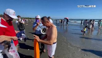 虧雞脫了　漁光島裸半身宣導玩水安全