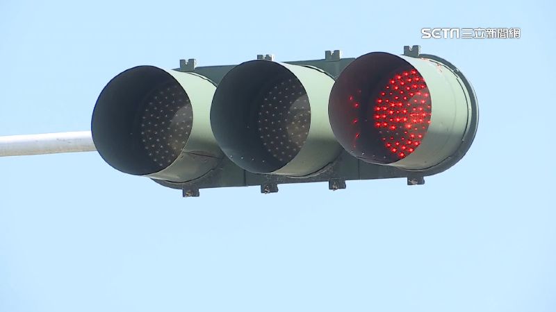 東港交通號誌錯誤　紅燈「跑到右邊」