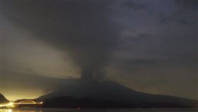 鹿兒島櫻島火山24日晚間噴發。（圖／美聯社／達志影像）