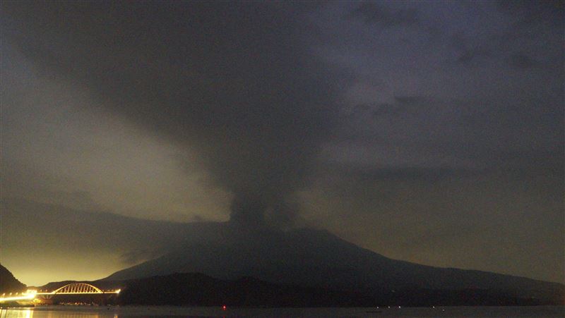日本櫻島火山噴發　當局提升5級警戒
