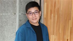 「徘徊年代」導演張騰元三立新聞網專訪。（記者邱榮吉/攝影）