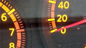 儀表板有個燈號亮起來了。（圖／翻攝自爆系知識家臉書）