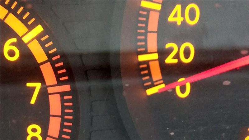車突降速！儀表板亮1黃燈　網喊快停