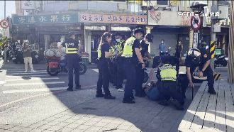 澎湖火爆男狂揍騎士　警噴辣椒水制伏