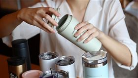 環保署推廣自備飲料杯享折扣（2）環保署自備飲料杯享新台幣5元優惠政策將在7月1日正式實施，29日舉行記者會推廣，呼籲民眾多多利用享折扣也能為環保盡一份力。圖為各式環保杯。中央社記者王騰毅攝  111年6月29日