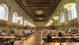 紐約公共圖書館巡禮  主閱覽室古色古香紐約公共圖書館本館具百年歷史，主閱覽室有屋頂壁畫、華麗吊燈、大片窗戶提供充足光線，為讀者營造絕佳閱覽環境。中央社記者尹俊傑紐約攝  111年7月25日