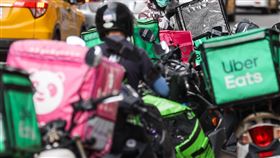 國內疫情未停  外送市場仍熱絡國內COVID-19（2019冠狀病毒疾病）疫情未停，許多民眾選擇外送或外帶取代內用，台北市中山區中午用餐時段聚集許多外送員，在路邊臨停接單準備送餐。中央社記者鄭清元攝  111年7月12日