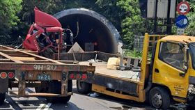 台64聯結車「折甘蔗」撞工程車