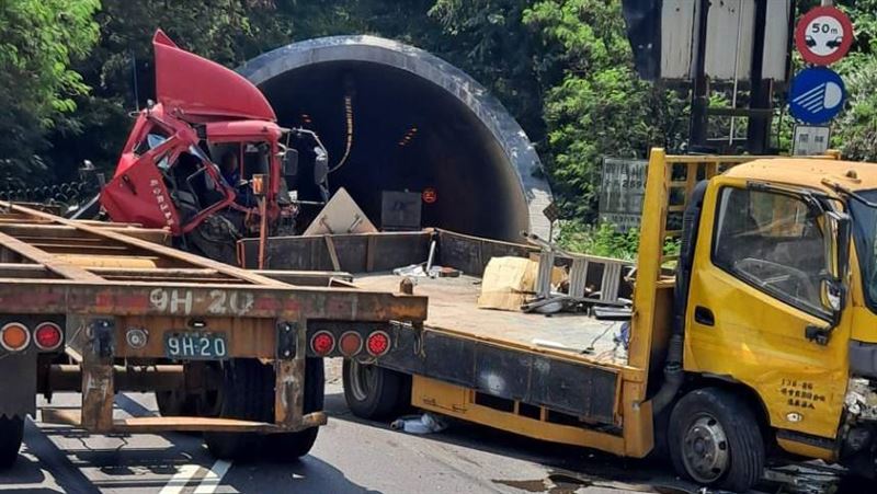 新／台64聯結車「折甘蔗」撞工程車