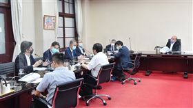 行政院長蘇貞昌今（25）日召開擴大防疫會議。（圖／行政院提供)