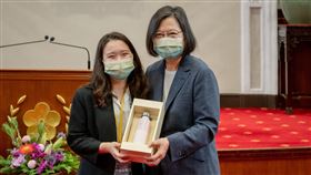 蔡英文總統今（25）日上午接見「我國參加2022年各國國際科學展覽會代表團」。(圖/總統府提供)