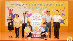 ▲移民署林宏恩副署長（第二排左三）、新住民發展基金古錦松委員（第二排右二）、北區事務大隊林澤謙大隊長（第二排右一）、移民事務組黃齡玉組長（第二排左二）、桃園市服務站黃英貴主任（第二排左一）與受訓學員代表賴同學（第一排左）及卓同學（第一排右）一同參與啟動儀式。（圖／移民署提供）