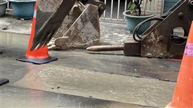 自來水管破裂致  高雄鳳山區下午920戶停水高雄市鳳山區文雅東路一帶25日發生路面塌陷，且有水從塌陷處滲出，台水派員前往發現自來水管破裂漏水，緊急停水搶修，預計下午6時復水，共影響920戶。（里長張嘉玲提供）中央社記者曾以寧傳真  111年7月25日