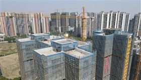 路透社25日報導，中國將設立一個房地產基金以幫助房地產開發商解決嚴重的債務危機 。圖為成都一處建案。（圖／中新社）
