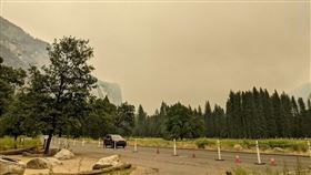 美國加州優勝美地國家公園附近23日爆發的猛烈野火「橡樹大火」，空氣品質急速惡化 。（圖／翻攝自facebook.com/YosemiteNPS）
