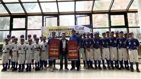 北市福林、台中中山前進LLB世界賽世界少棒聯盟（LLB）今年有兩支台灣球隊取得參賽權，少棒賽由台北市福林國小代表、次青少棒賽由台中市中山國中代表，將於8月中赴美參加世界賽。圖為台灣世界少棒聯盟25日為兩支代表隊舉辦壯行會。（台灣世界少棒聯盟提供）中央社記者謝靜雯傳真 111年7月25日