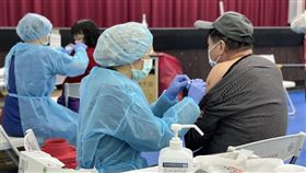 新北中和區疫苗接種站新北市中和區前國防管理學院中正堂25日持續提供長者接種COVID-19疫苗，市府表示，新北市截至23日第3劑的接種完成率為18.3%，65歲以上長者及慢性病患者都是重症的高風險族群，希望盡速完成接種疫苗。（新北衛生局提供）中央社記者黃旭昇新北傳真  111年1月25日