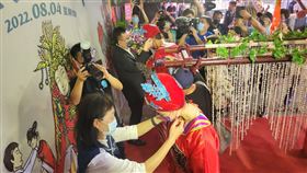 ▲新竹市副市長李世珍協助禮生代表進行「脫絭(ㄐㄩㄢˋ)」儀式（圖／主辦單位提供）