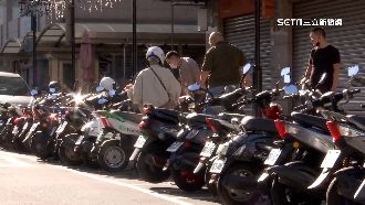 獨／金屬反射聚高溫　機車椅墊燒冒煙