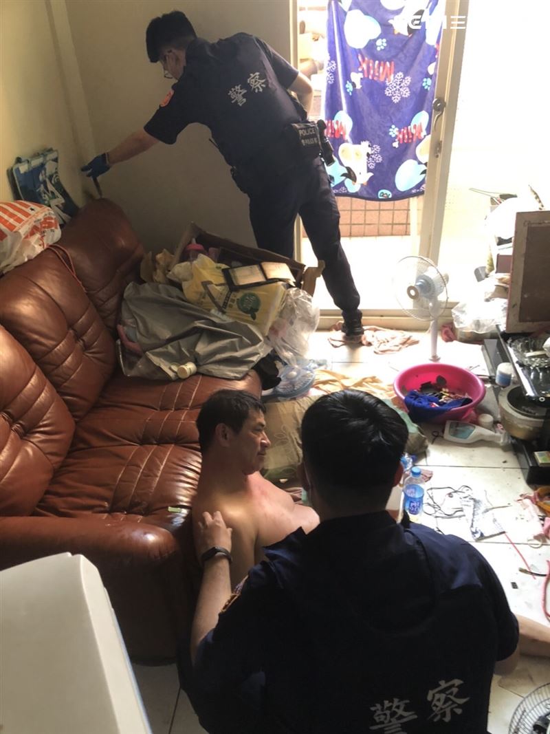 王姓通緝犯持水果刀劃傷查緝員警後逃回家，支援警力破門逮人。（圖／翻攝畫面）