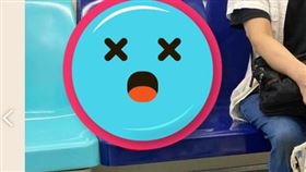 網友搭乘捷運發現博愛座椅背出現一張男臉。（圖／翻攝自靈異公社臉書社團）