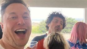 馬斯克曬與布林嗨玩照。（圖／翻攝自推特）