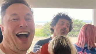 馬斯克曬與布林嗨玩照：2小時前拍的