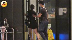 賴慧如與國標舞老師兩人凌晨一同騎車返回住家。（圖／本刊攝影組）