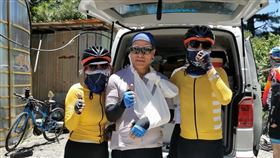 國民黨高雄市長參選人柯志恩的選戰主委葉匡時（中）騎單車摔傷骨折。（葉匡時臉書）