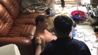 通緝犯假意配合　持刀砍警躲住家遭逮