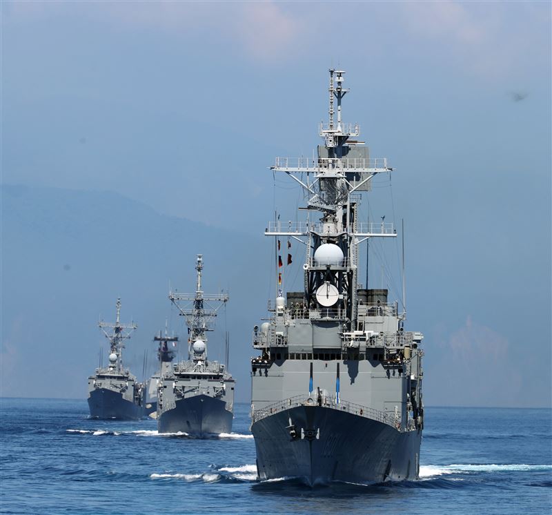 漢光38號演習「聯合截擊作戰」（26）日上午8時假臺灣東部海域實施海上實兵操演，F-16、幻象2000及IDF戰機等海、空軍兵力參演，結合海軍基隆級艦、成功級艦、康定級艦、沱江級艦等執行要港防空作戰。（圖／記者邱榮吉攝影）