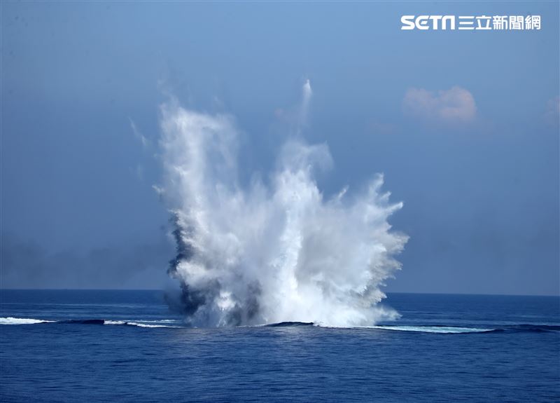 漢光38號演習「聯合截擊作戰」錦江級艦施放深水炸彈。（記者邱榮吉/攝影