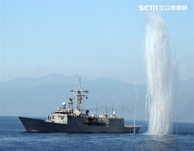 漢光38號演習「聯合截擊作戰」成功艦施放干擾彈。（記者邱榮吉/攝影）