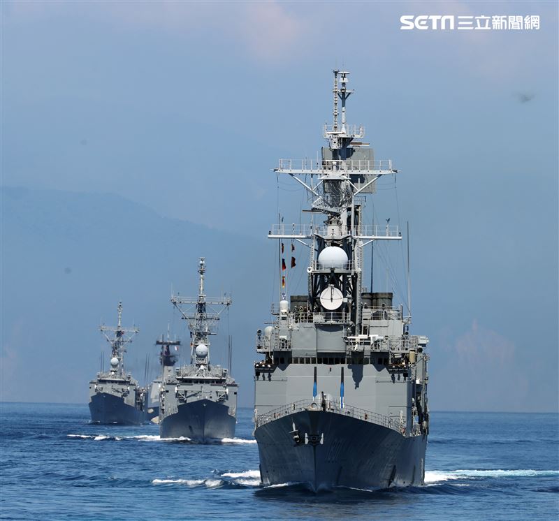 漢光38號演習「聯合截擊作戰」（26）日上午8時假臺灣東部海域實施海上實兵操演，F-16、幻象2000及IDF戰機等海、空軍兵力參演，結合海軍基隆級艦、成功級艦、康定級艦、沱江級艦等執行要港防空作戰，。（記者邱榮吉/攝影）