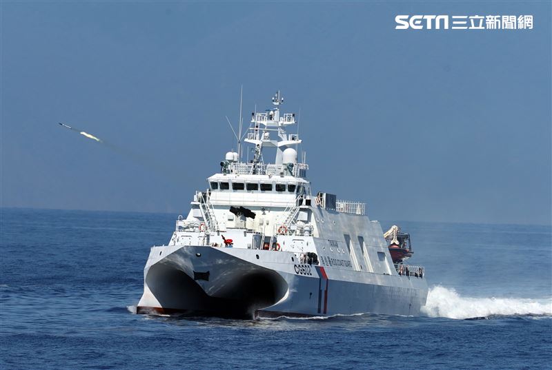 漢光38號演習「聯合截擊作戰」海巡成功艦發射鎮海火箭彈。（記者邱榮吉/攝影）