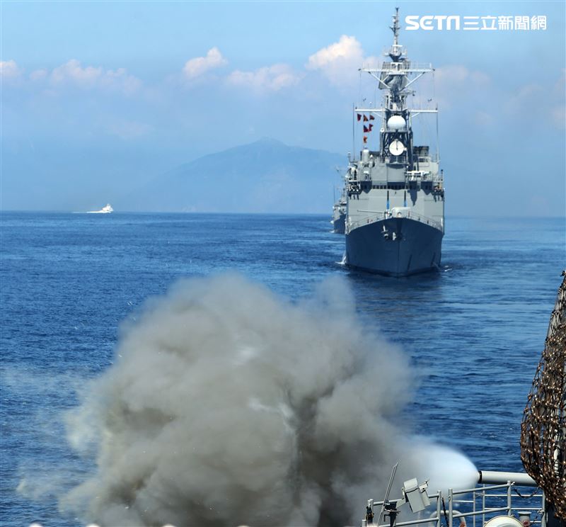 漢光38號演習「聯合截擊作戰」紀德艦發射5吋砲。（記者邱榮吉/攝影）