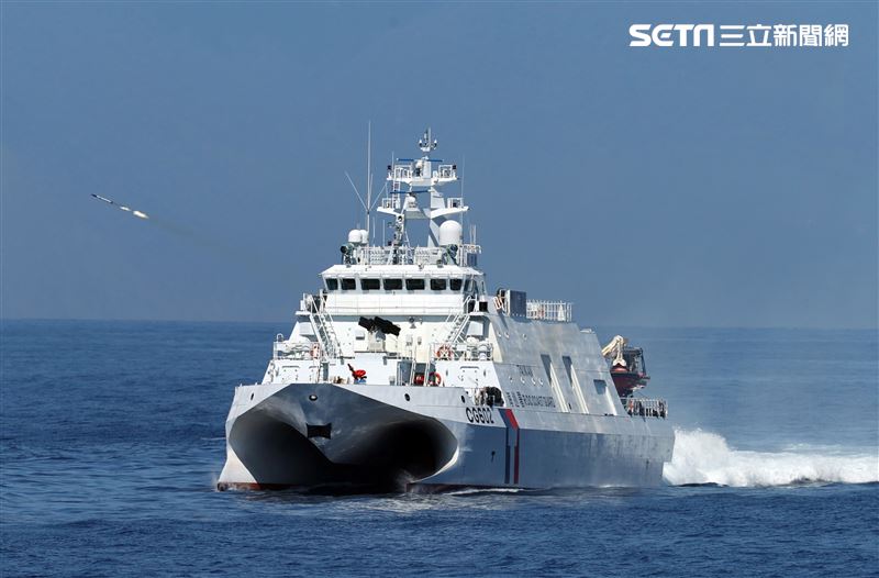 漢光38號演習「聯合截擊作戰」海巡成功艦發射鎮海火箭彈。（記者邱榮吉/攝影）