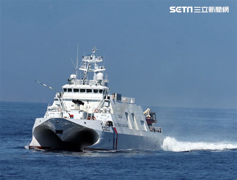 漢光38號演習「聯合截擊作戰」海巡成功艦發射鎮海火箭彈。（記者邱榮吉/攝影）