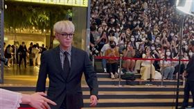 T.O.P.無預警現身與他無關的電影首映會嚇壞粉絲。（圖／翻攝自bbfan_forever IG）