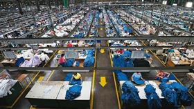 如興幫Levi's、GAP等國際時尚品牌代工做牛仔褲，但近年公司營運狀況不佳。（資料照／總統府提供）