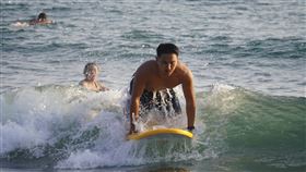 高溫炎熱  民眾海邊戲水（2）中央氣象局表示，25日各地高溫雖然會稍微下降，但天氣依舊炎熱；上午有民眾在高雄市旗津海水浴場玩水衝浪。中央社記者董俊志攝  111年7月25日