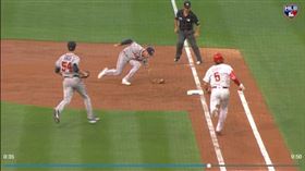 ▲史達特（Bryson Stott）一壘方向高彈跳竟然變成二壘安打。（圖／翻攝自MLB推特）