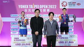 戴資穎奪台北羽球賽冠軍  賴清德親頒獎（2）台灣羽球一姐戴資穎（右1）24日在台北羽球公開賽女單冠軍戰以21比17、21比16橫掃日本選手川上紗惠奈（左1），拿下追平賽史女單紀錄第4冠，副總統賴清德（右2）賽後親自頒發獎牌。中央社記者張新偉攝  111年7月24日