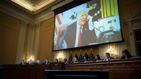 聯邦眾議院特別委員會21日舉行聽證會，多名證人說，前總統川普當時坐了好幾小時看電視直播群眾闖入國會。（圖／翻攝自twitter.com/January6thCmte）
